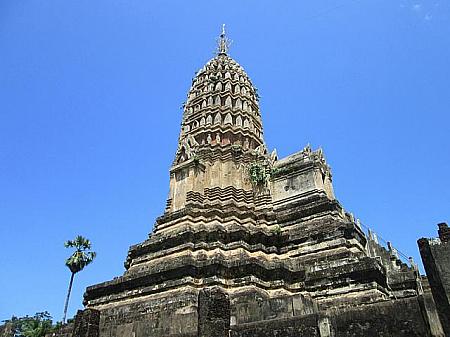 時代の古さがうかがえるクメール様式の仏塔