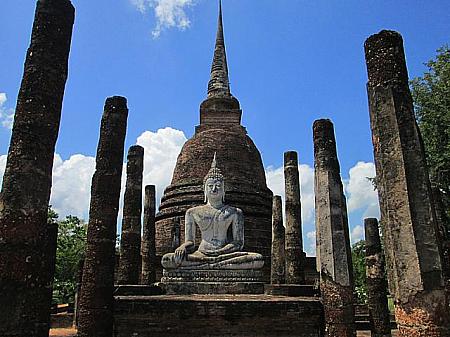 仏塔の前には坐像が静かにこちらを見ている