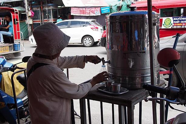 通りがかったおばさんが飲んでいました。通りで、無料で冷たいお水が提供されているなんて、バンコクではなかなか見ない光景です。