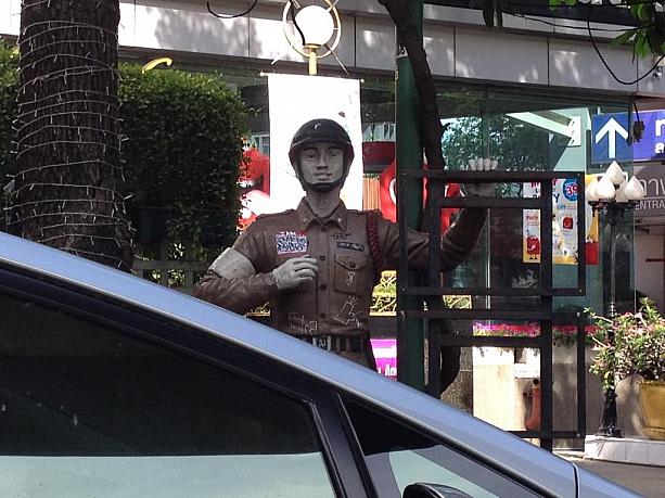 警官の人形です。バンコクではよく見かけます！