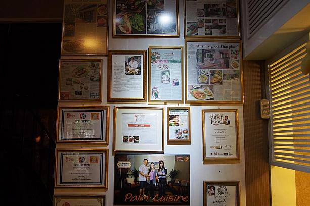 このお店、タイのメディアに何度も取り上げられている有名店で、取り上げられた雑誌の特集記事などが飾ってあります。