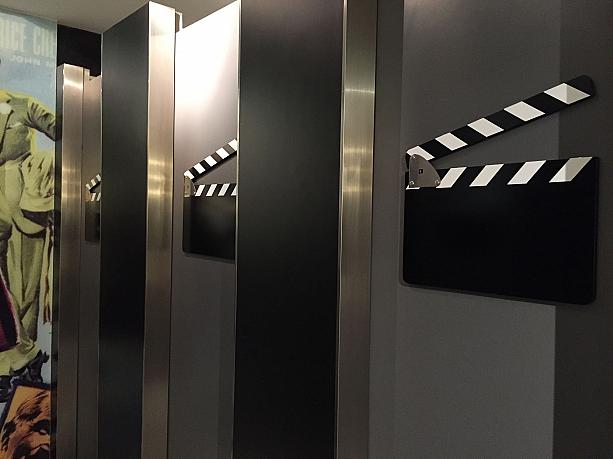 映画館があるフロアのトイレは、ハリウッド的なトイレ。個室のドアには、映画監督が持つカチンコ。