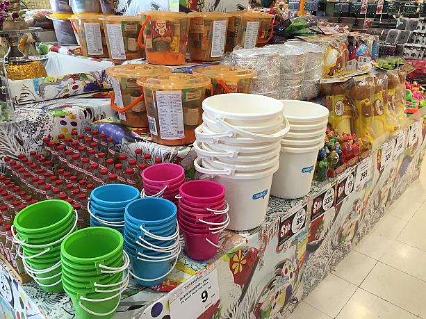 スーパーに、ソンクラーン（水かけ祭り、タイの旧正月）の道具が並び始めました！