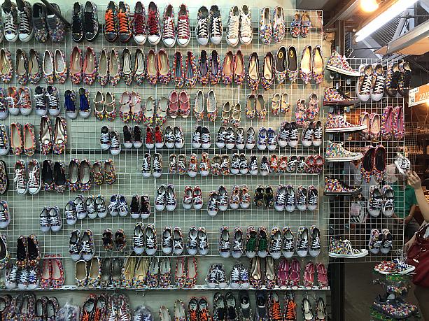 お店の壁一面、ボタンが縫い付けられた靴が並んでいます。