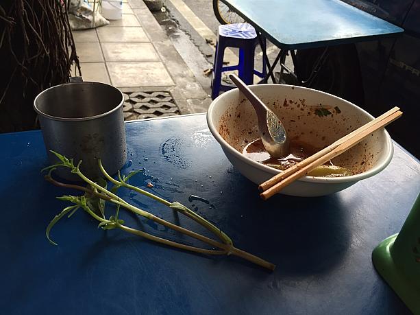 相席したおじさんは、麺とバジル（葉っぱのみ）をペロリと平らげていきました。タイはやっぱり屋台が最高です。