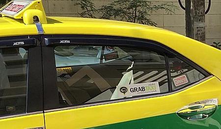 グラブ・タクシーに登録してるタクシーにはシールが貼ってあります