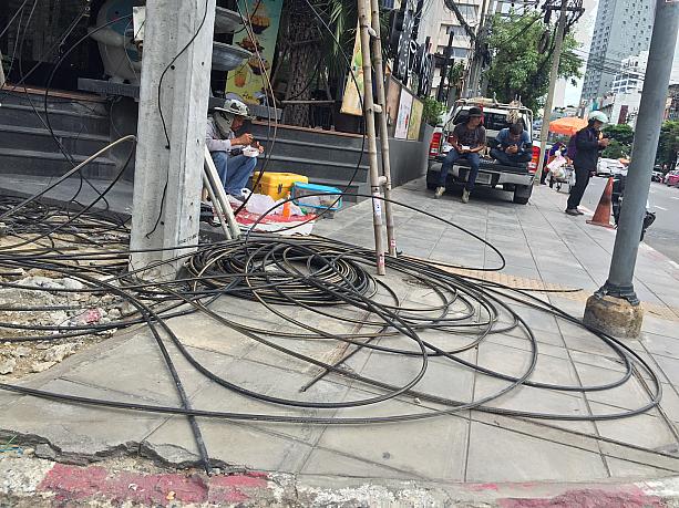 タイ観光で街歩きをする時は、くれぐれも電線に気を付けて下さいね！