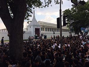 王宮前には、タイの方々が毎日集まっています。