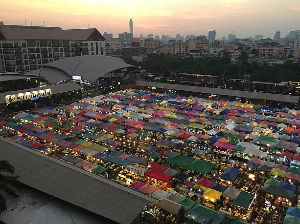 いま、タイの若者に一番人気のナイトマーケット「鉄道市場ラチャダー」にやって来ました。