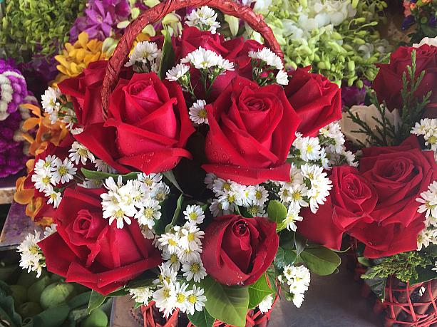 タイのバレンタインは、男性が愛する人に赤いバラを贈る日なのです。