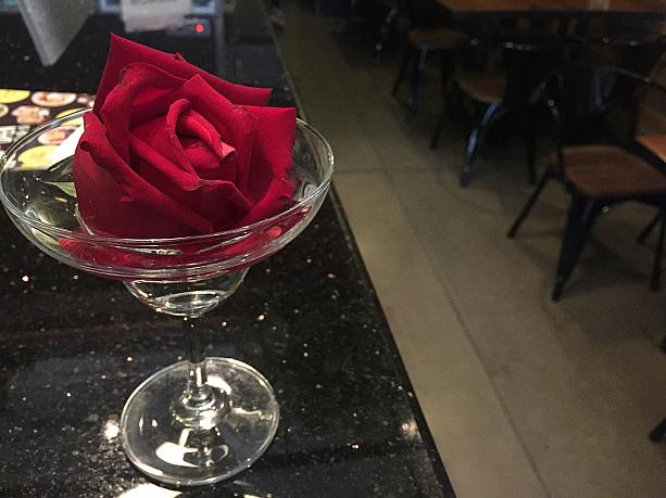 レストランやカフェの花もバラに。優雅な気分になれるタイのバレンタインです。