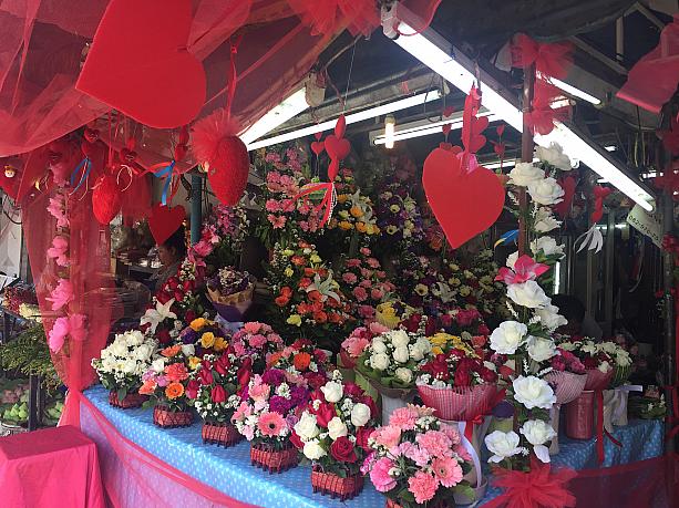 バレンタインが近づくと、タイの街角には赤いハートとバラが大量に出現します。