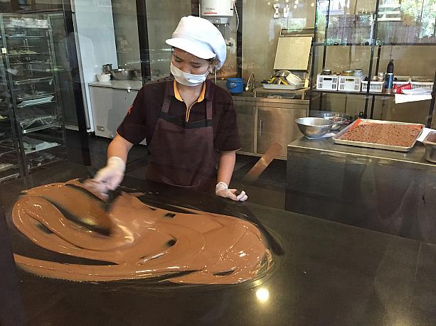 チョコレート・ファクトリーでは、チョコレートを作っている様子を見ることが出来ます。