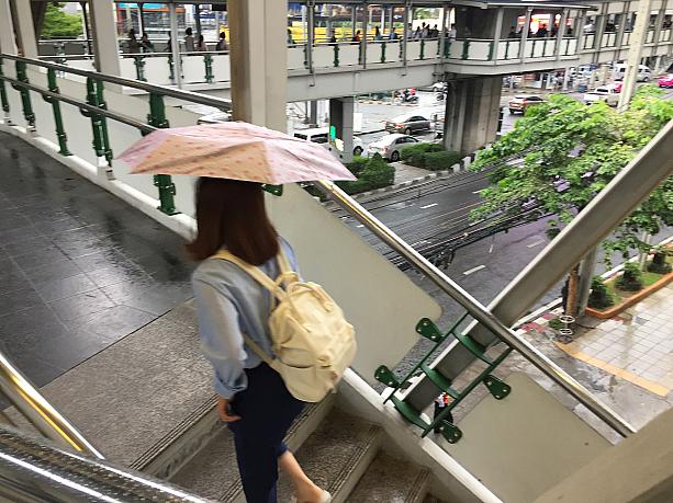 傘をさしている人も（屋根がある場所なのに、、）。