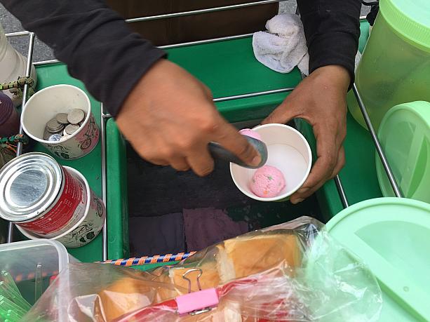 タイでは、写真手前のパンにアイスを挟んで食べる人も多いです。ちなみに、紫色のアイスはタロイモ味。