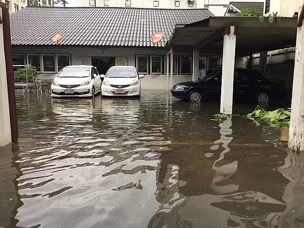 雨季真っ最中のバンコクは、大雨により各地で冠水（洪水？）が発生しています。