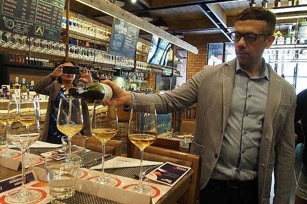 ソムリエでお店の創業者でもあるジュリオ氏が、ワインを注いでいきます。