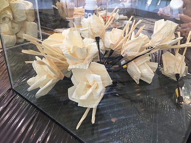 白檀の香りがする紙花だそうで、その香りが故人の霊を天国に送ってくれるそう。タイの古くからの習慣です。100万本の花を造るため、このブースは7月31日まで設置されているそうです。
