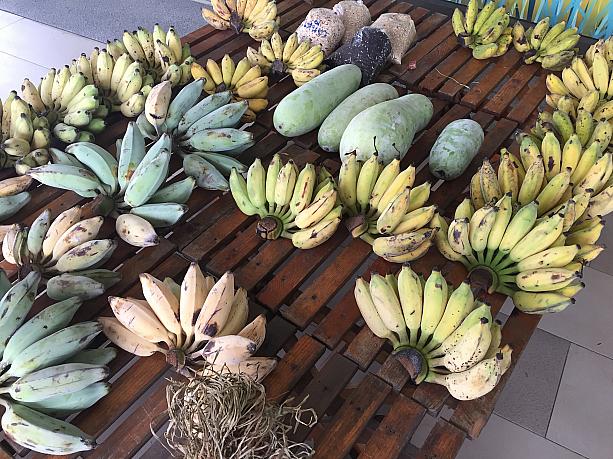 オーガニック野菜や果物のお店ではバナナが房で売られています。