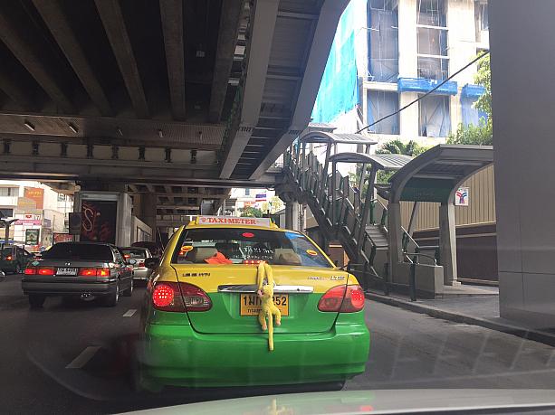バンコクを車で移動していると、こんなタクシーを発見！