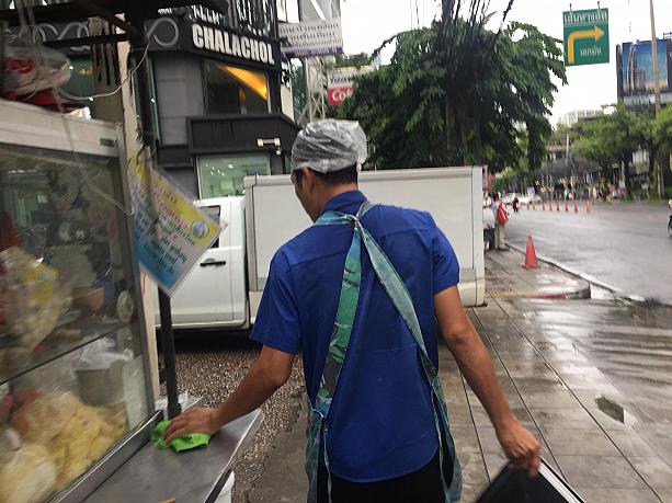 雨で頭が濡れないようにビニール袋を被る人を久しぶりに見かけました。タイはいつまでもタイですね。