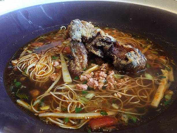 スペアリブピリリン麺。タイ料理の強烈な味に慣れてしまったナビの舌には、こちらの方が合います。スペアリブが超絶柔らかで絶品！リピートしたい！