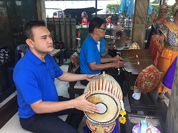 タイ舞踊の隣りでは、タイ楽器の演奏も。
