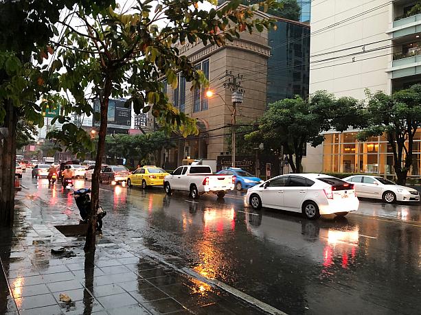乾季から暑季への移り変わりで、天気が不安定なバンコクです。旅行の際は、折り畳み傘をお忘れなく。