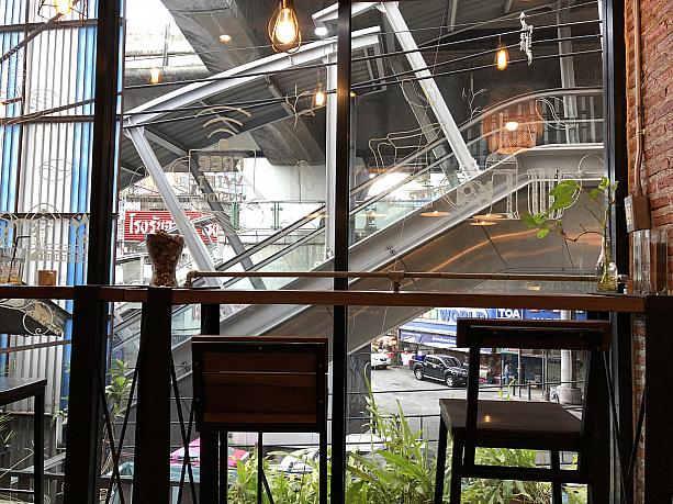 これ、トンロー駅から見えるカフェへの入り口です。写真は、カフェの中からトンロー駅を見たところ。