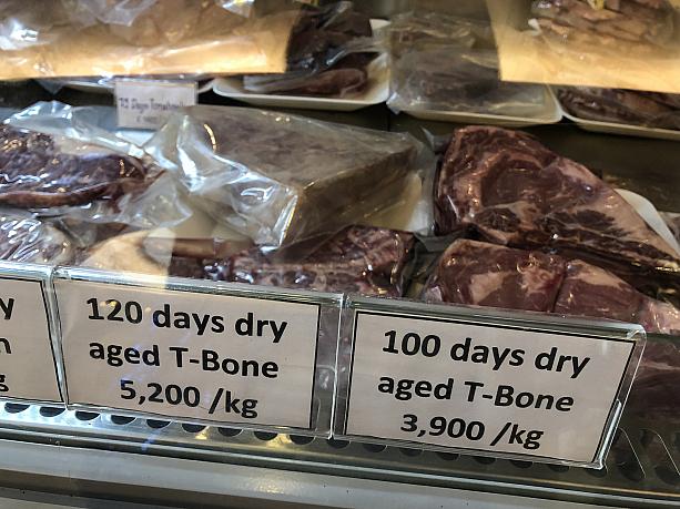 店頭では、乾燥熟成肉の販売も。サ―ビス料込で220バーツ＋VAT７％。美味しいお肉を手軽に味わいたい人、ここはコスパ抜群ですよ！