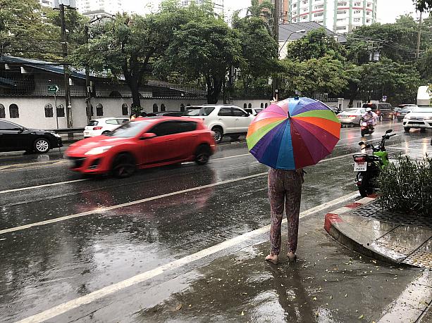 最近、タイではちゃんと傘をさす人が増えていて、お店で傘が売られているのもよく見かけます。