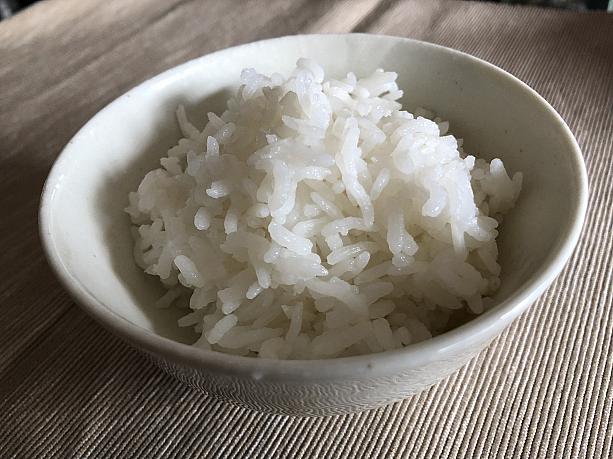 見た目も香りも通常のタイ米とあまり変わりません。これを食べても血糖値が上がりにくいというのは嬉しい限り。皆さんも、色々な種類のタイ米がレストランで提供されているので、旅行中に食べ比べてみて下さいね。（ちなみに、去年10月から、お米を外国から日本に持ち込む際は少量でも植物検疫の検査証明書が必要になっているので、気を付けて下さいね）。