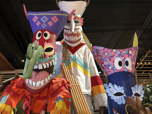 どん！タイ北部の奇祭「ピーターコン」の巨大な精霊がお出迎え。