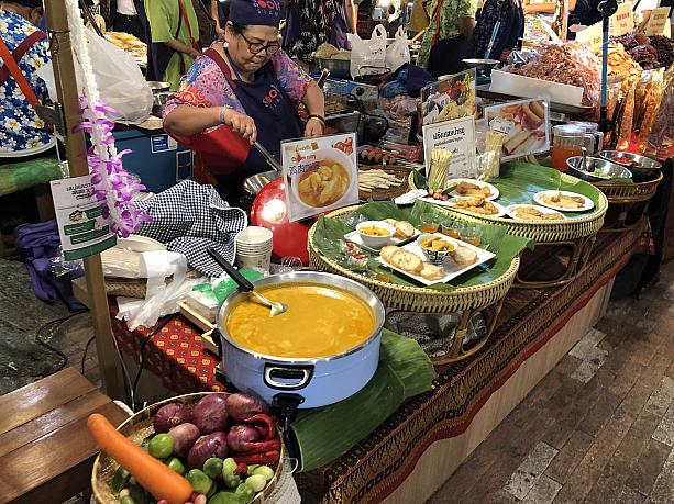 色々なタイ料理、タイの屋台で売られているスナックなどが集まっています。
