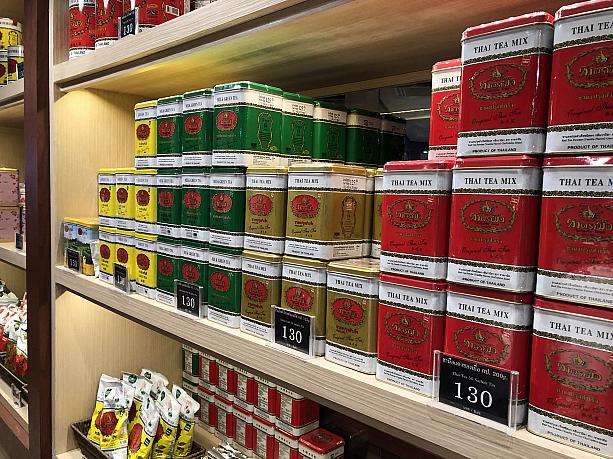 店内には、タイティーの茶葉缶も売られています。