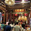 中に入ると、中国仏教のお寺。金ぴかと赤色が特徴的です。