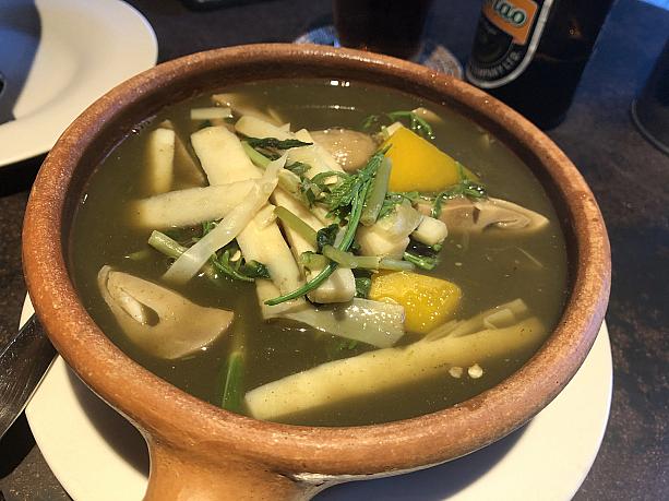 タケノコのスープ（155バーツ）は、独特な味がクセになります。