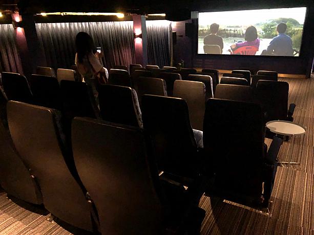 約50席の映画館（写真は映画終了後に撮影）。話題の日本映画を観に、結構多くのタイの人たちが集まっていました。