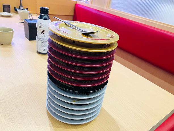 お腹いっぱいになるまで食べたら結構のお皿が積み上がりました。フラっと立ち寄って日本クオリティのお寿司を気軽に食べられてスシローに感謝です。