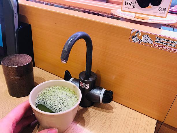 緑茶は席で自分で入れるスタイル。ナビはこの方式が大好きです。
