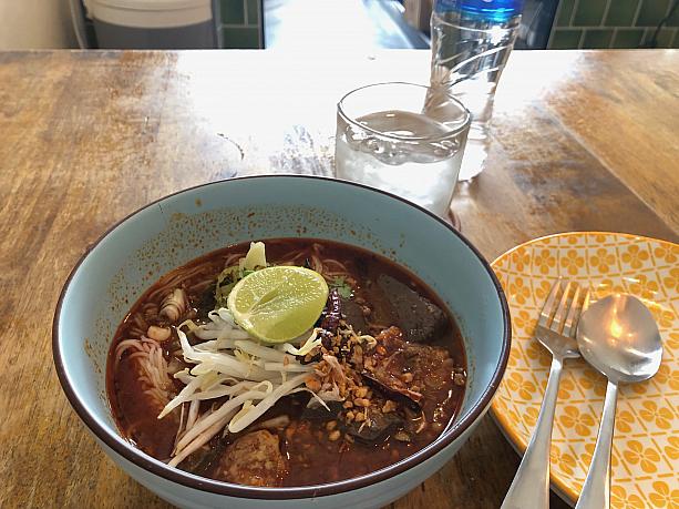 バンコクでは、北タイ料理のカオソーイ（カレーヌードル）が少し前から流行っていますが、次にクル？とナビが勝手に思っているのが、こちら。