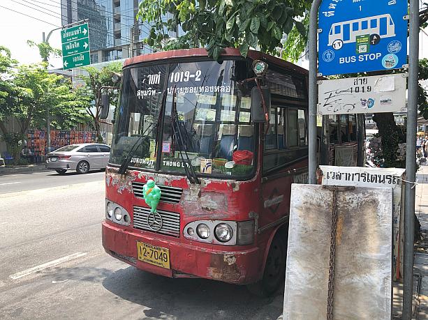 こちらはトンローの赤バス。歩き疲れたらバスに乗るのもアリです。赤バスはトンロー通りをグルグル走っているので知らない遠い土地に連れていかれることはありません。