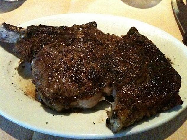 カウボーイ・リブアイ・ステーキは骨付き。骨のまわりのお肉が一番おいしいんだそうです