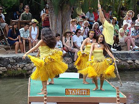 キュートなタヒチアンガールズが踊るタヒチ代表。
