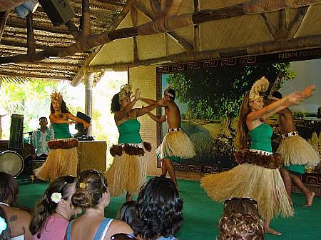 タヒチ村の中の小屋風ミニシアターで、タムレダンス（タヒチの伝統舞踊）が。