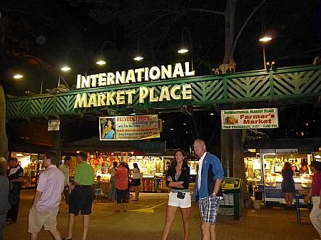 夜のインターナショナルマーケットプレイス