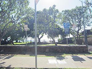 右側に小さなビーチパーク「マカレイ・ビーチパーク（Makalei Beach Park）」が。車を停める場所がありませんが、徒歩なら寄ってみましょう！