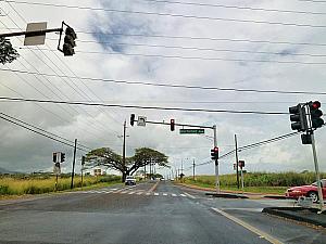 Kamehameha HwyとWhitmore Aveの交差点。この左にクカニロコ・バースストーンが。