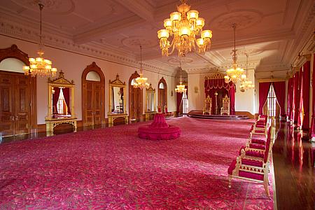 重厚な絨毯やカーテン、金の調度品で飾られた「王座の間」