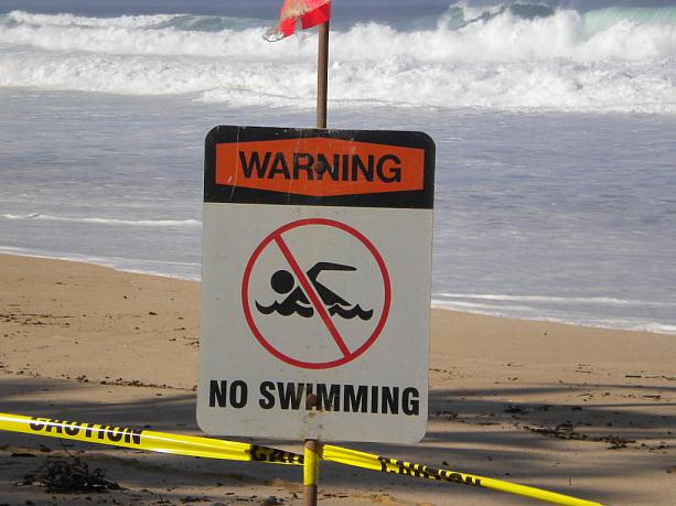 今日の波情報は最高30フィートだそう。明日には50フィートになるとの予報が。ビーチには水泳禁止の札が・・そして立ち入り禁止の黄色いテープが張られています。